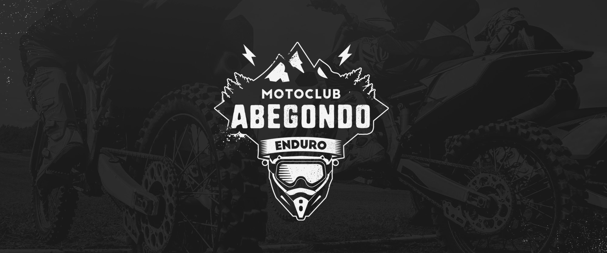 logotipo na versión en negativo do motoclub abegono enduro sobre fotografía en branco e negro con motos